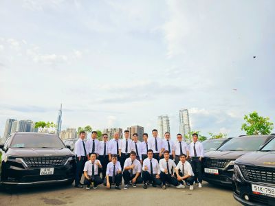 30 classy all-black Carnival cars accompanied Hai Car to welcome VIP guests in Ho Chi Minh City