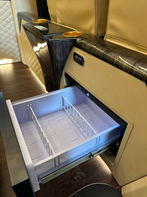 Xe Limousine 9 chỗ Kingdom 2025