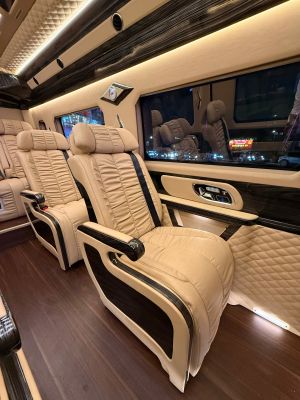 Xe Limousine 9 chỗ Kingdom 2025