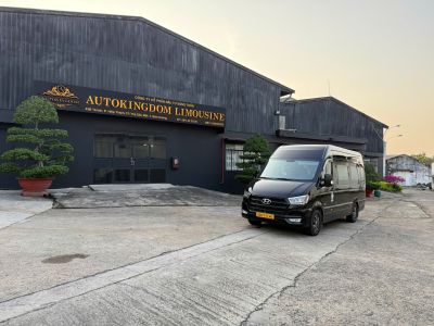 Xe Limousine 9 chỗ Kingdom 2025